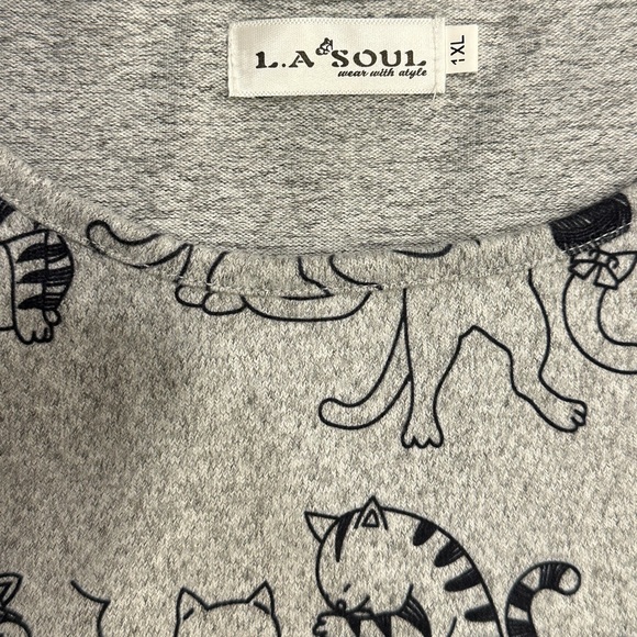 Grey stretch knit dress with whimsical cat print, long sleeves and pockets. - Picture 2 of 9